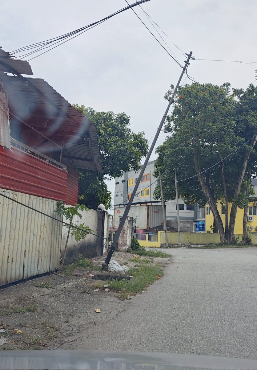 sunnsg's tweet photo. @TMUNIFI1 

Pls be informed that there is TM Pole and Broadband Cable faults at:

Jalan 2C, Kampung Baru Subang, 40150 Shah Alam.

GPS Location: 3.134116,101.542389

The cable and pole is causing a hazard to property and the public.

Please have your team to repair asap.

TQ https://t.co/sPQujEdJkS