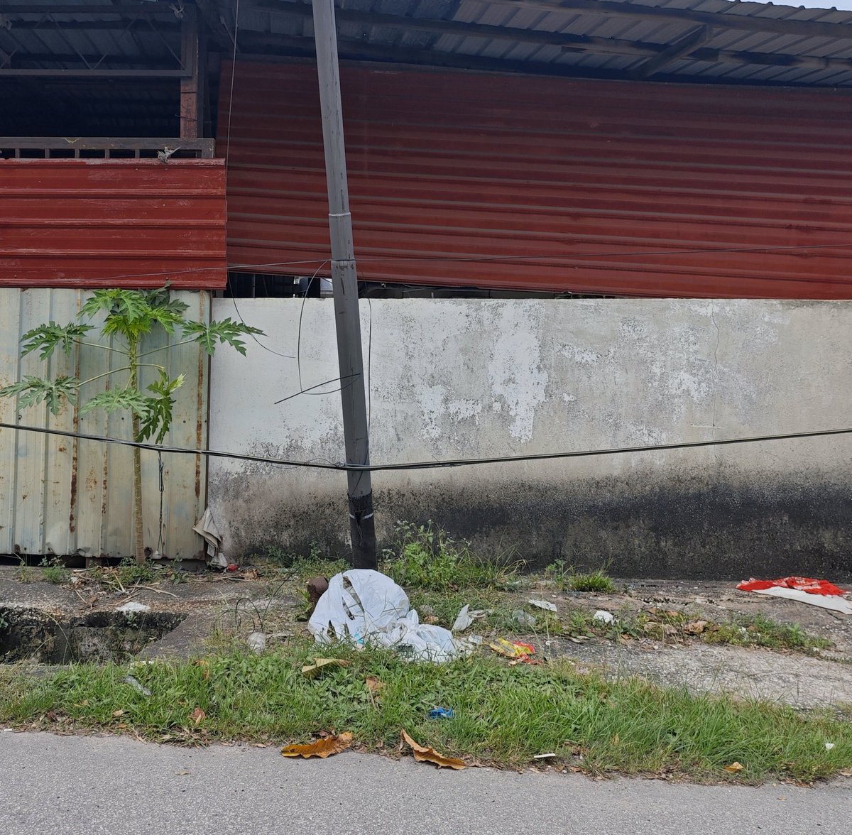 sunnsg's tweet photo. @TMUNIFI1 

Pls be informed that there is TM Pole and Broadband Cable faults at:

Jalan 2C, Kampung Baru Subang, 40150 Shah Alam.

GPS Location: 3.134116,101.542389

The cable and pole is causing a hazard to property and the public.

Please have your team to repair asap.

TQ https://t.co/sPQujEdJkS