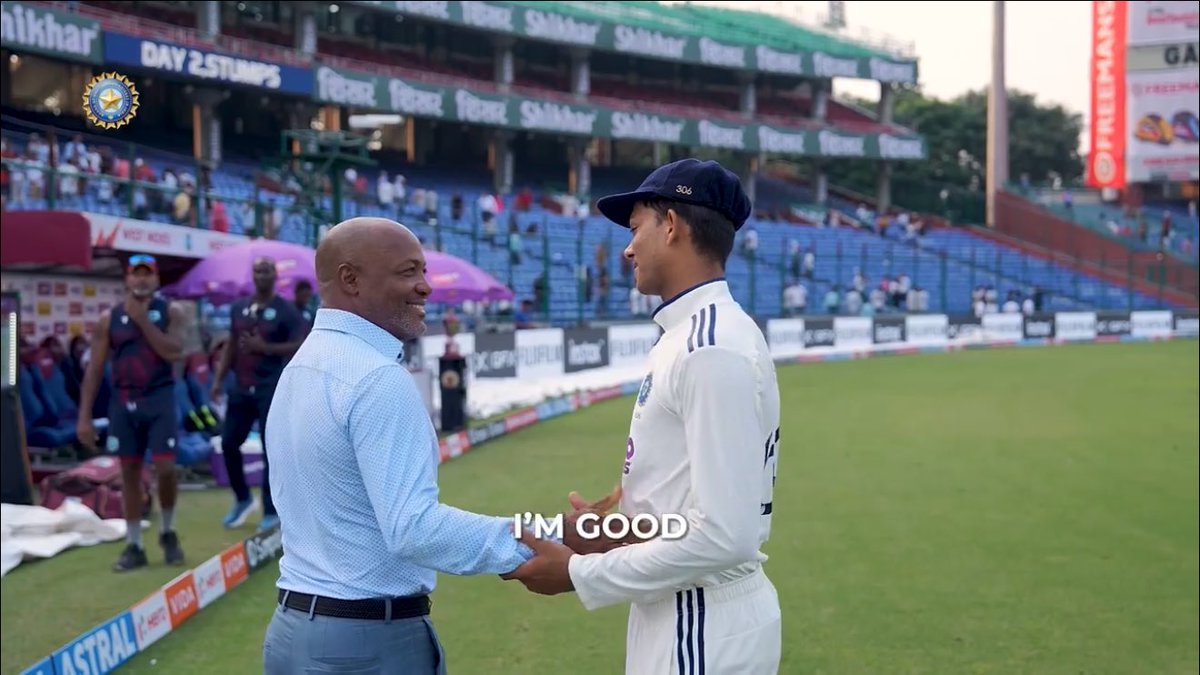 imArshit's tweet image. Brian Lara’s hug to Yashasvi Jaiswal was heartwarming! 🥹❤️ 

His playful remark, “Don’t beat our bowlers that bad, Jaiswal,” shows the respect for the young talent’s skills. 

#Jaiswal #Lara #INDvsWI