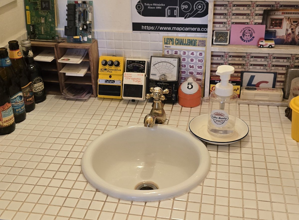 saba_EVn's tweet photo. カフェに来たらお手洗いにBOSSのチューナ置いててどういうこと？？？
音姫の代わりにONにしてミュートしろってことかな？ https://t.co/jCdllMKebO