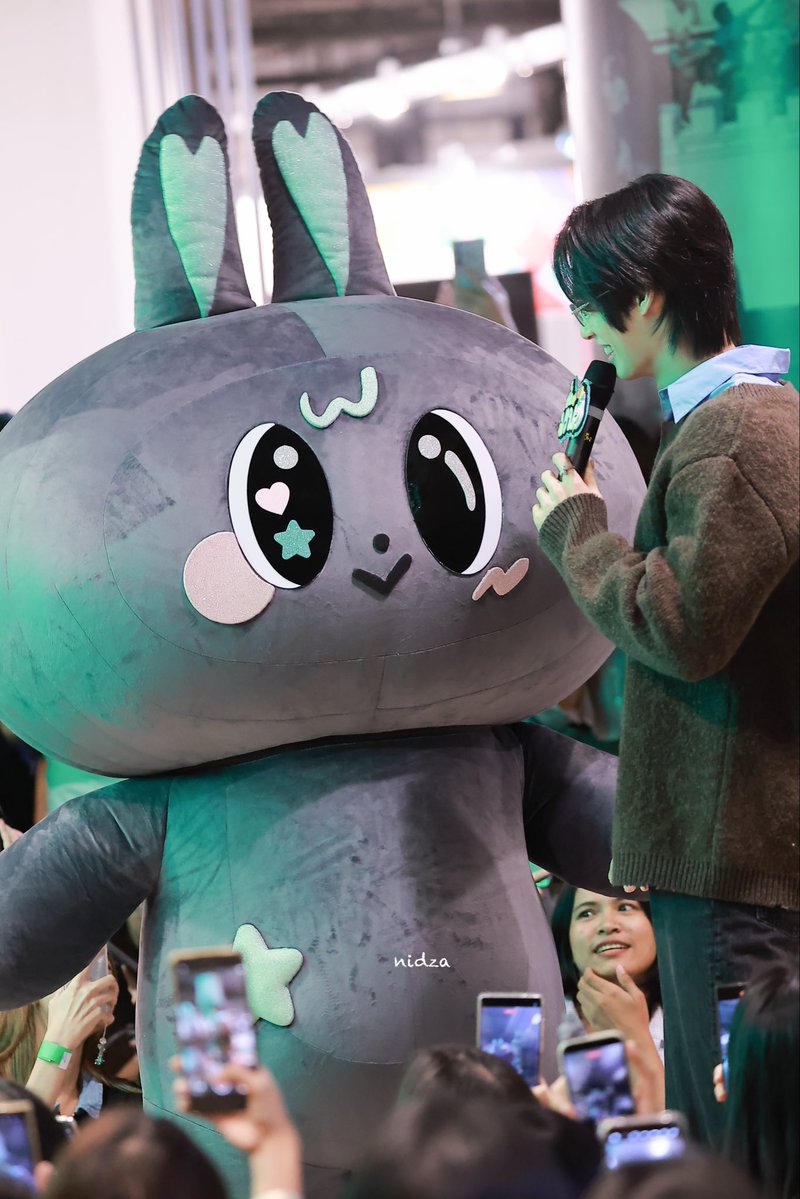 angelllll_21's tweet image. 🐰: Papa Win, do you love me the most, right?? 🥹🤏🏻

WIN METAA FANIVAL FANSIGN

#GMMTVFANIVALxWin
#winmetawin
#METAA