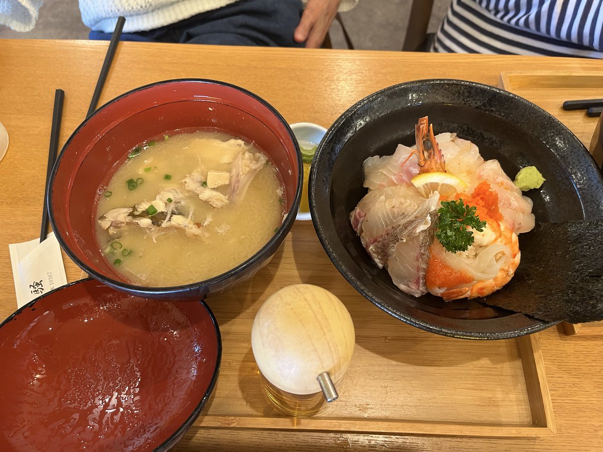 UOoIHgEVaHFOxmG's tweet image. 今日のランチは「潮騒」さん🎶
鹿児島県阿久根市の、超人気店なので2時間待ちで、やっと入れました👍
#潮騒 
#海鮮丼
#刺身定食