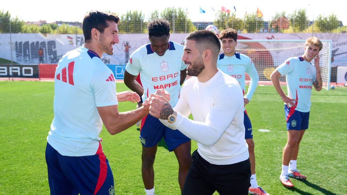 zackspin12's tweet image. UFC Şampiyonu Ilia Topuria (Gürcü), İspanya - Gürcistan maçı öncesinde dün Las Rozas&apos;ta İspanyol milli futbol takımını ziyaret etti. 📸 #UFC #IliaTopuria #İspanya #Gürcistan #Futbol