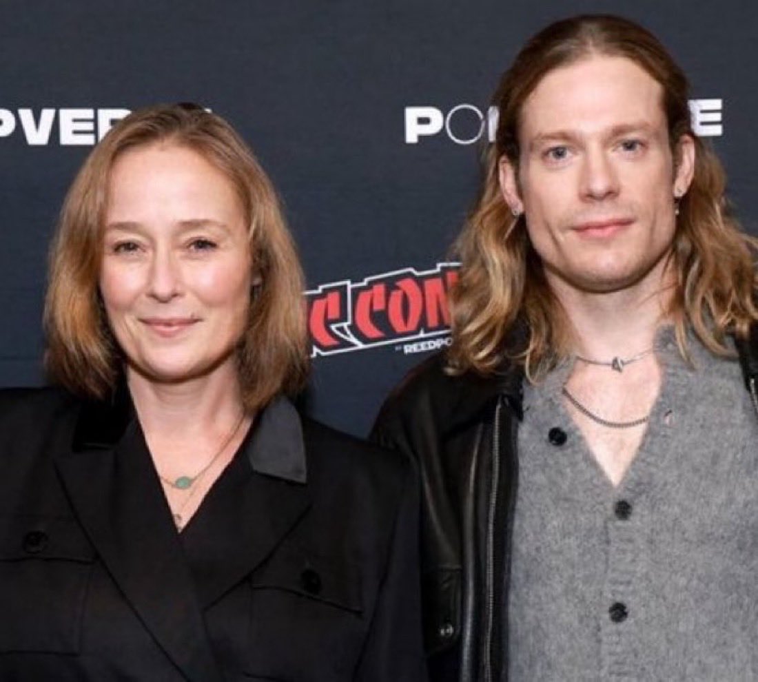 folklorelestat's tweet photo. them having the same hair colour and they still put gabrielle in this fuck ass wig https://t.co/MtkpMALmSu