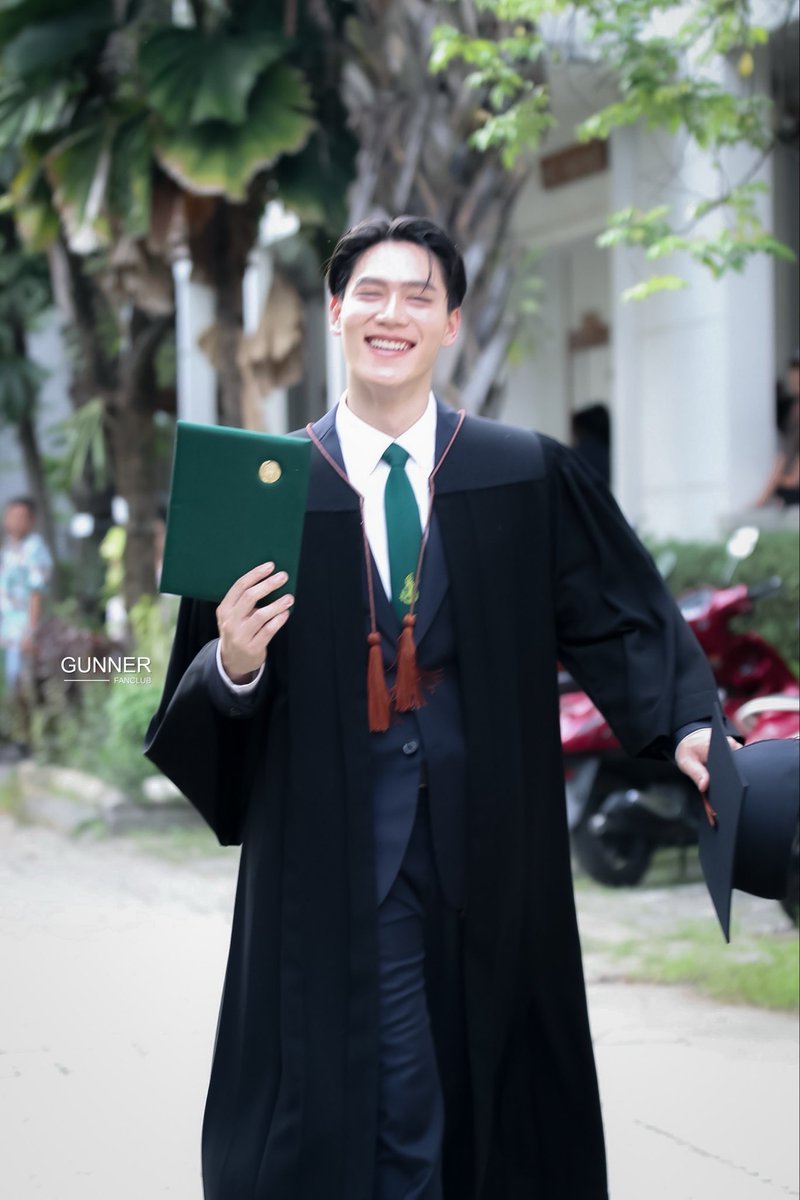 Gunner_Fanclub's tweet photo. ถ้านี่ไม่ใช่บัณฑิตที่สดใสที่สุด 😆💙
#Gunnernsk
#GunnerGraduationDay https://t.co/ScJbt4LNLn