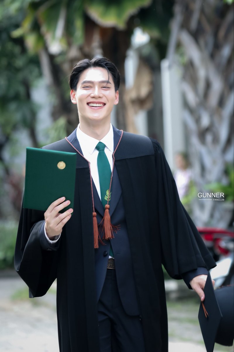 Gunner_Fanclub's tweet photo. ถ้านี่ไม่ใช่บัณฑิตที่สดใสที่สุด 😆💙
#Gunnernsk
#GunnerGraduationDay https://t.co/ScJbt4LNLn