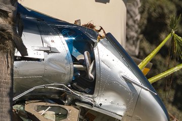 wendy_schulz11's tweet photo. 🚨#BREAKING: Officials now report that five people have been taken to the hospital following a helicopter crash in Huntington Beach. Emergency crews rescued two individuals trapped in the wreckage, while three others were injured on the street. https://t.co/fuXiOpbwok
