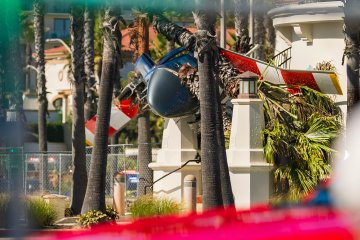 wendy_schulz11's tweet photo. 🚨#BREAKING: Officials now report that five people have been taken to the hospital following a helicopter crash in Huntington Beach. Emergency crews rescued two individuals trapped in the wreckage, while three others were injured on the street. https://t.co/fuXiOpbwok