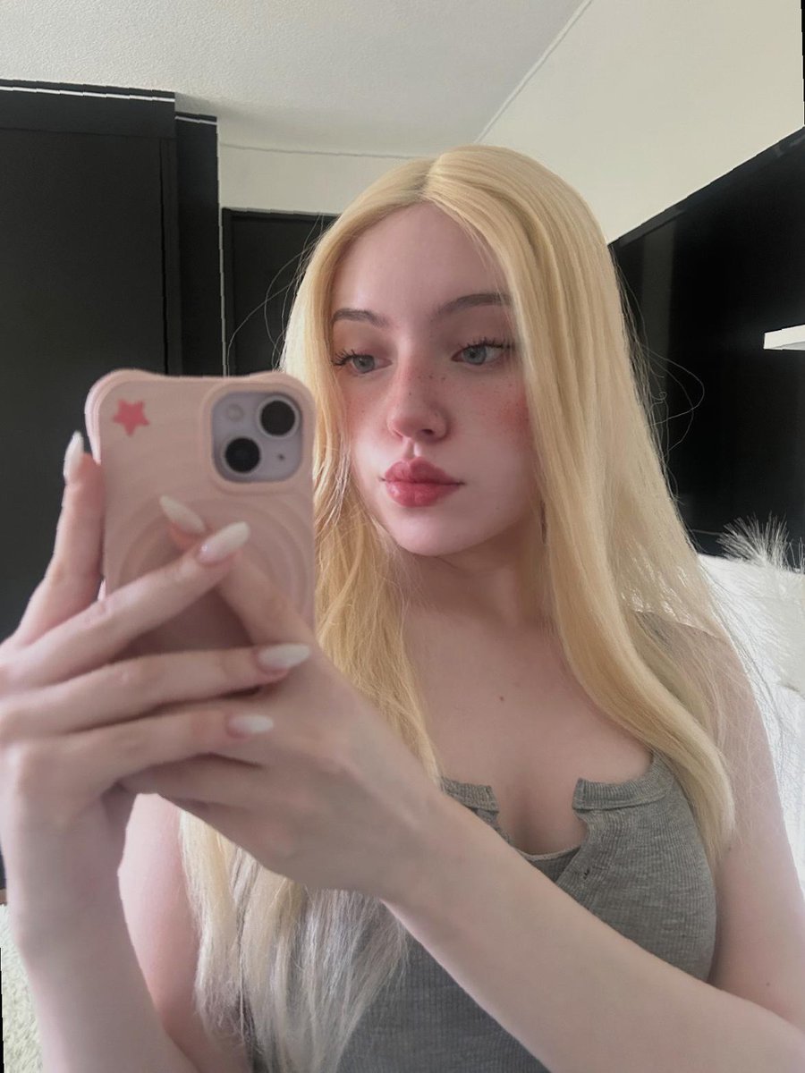 ScarletDevilCCX's tweet photo. on a low-key mission to find the best lip gloss in town. recommendations?? https://t.co/5Ni5dQD28k