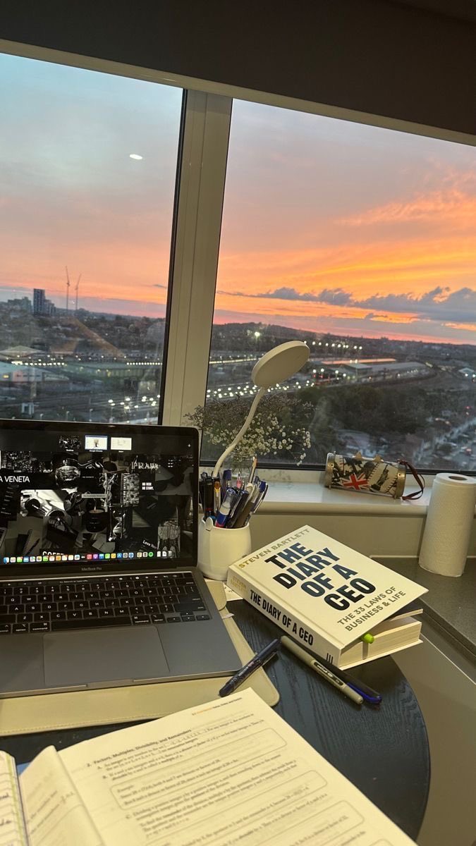 Ansh_twt's tweet image. Minimal Desk #ProofOfFortification #desk #desksetup #coding #programming #shubhkamna #examtips #SharadRitu #MannKiBaat  #Namjoon #AdvitiyaBharat