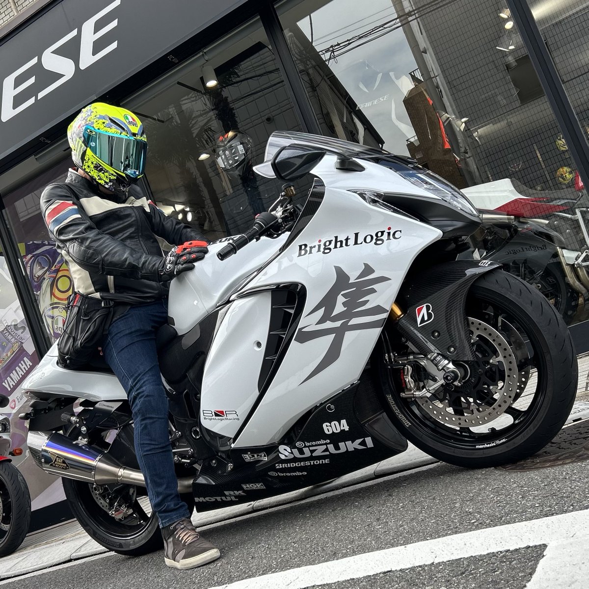 DSetagaya's tweet image. 【ダイネーゼ東京世田谷】
Brilliant #DaineseCrew &amp;amp; #AGVRider !!!

細部までカスタムを施し、拘りの詰まった"SUZUKI GSX1300R Hayabusa"に
クラシカルレザージャケットとPISTA GP RRの組み合わせがExcellent!!

ご来店ありがとうございました🙌

#ダイネーゼは2年保証