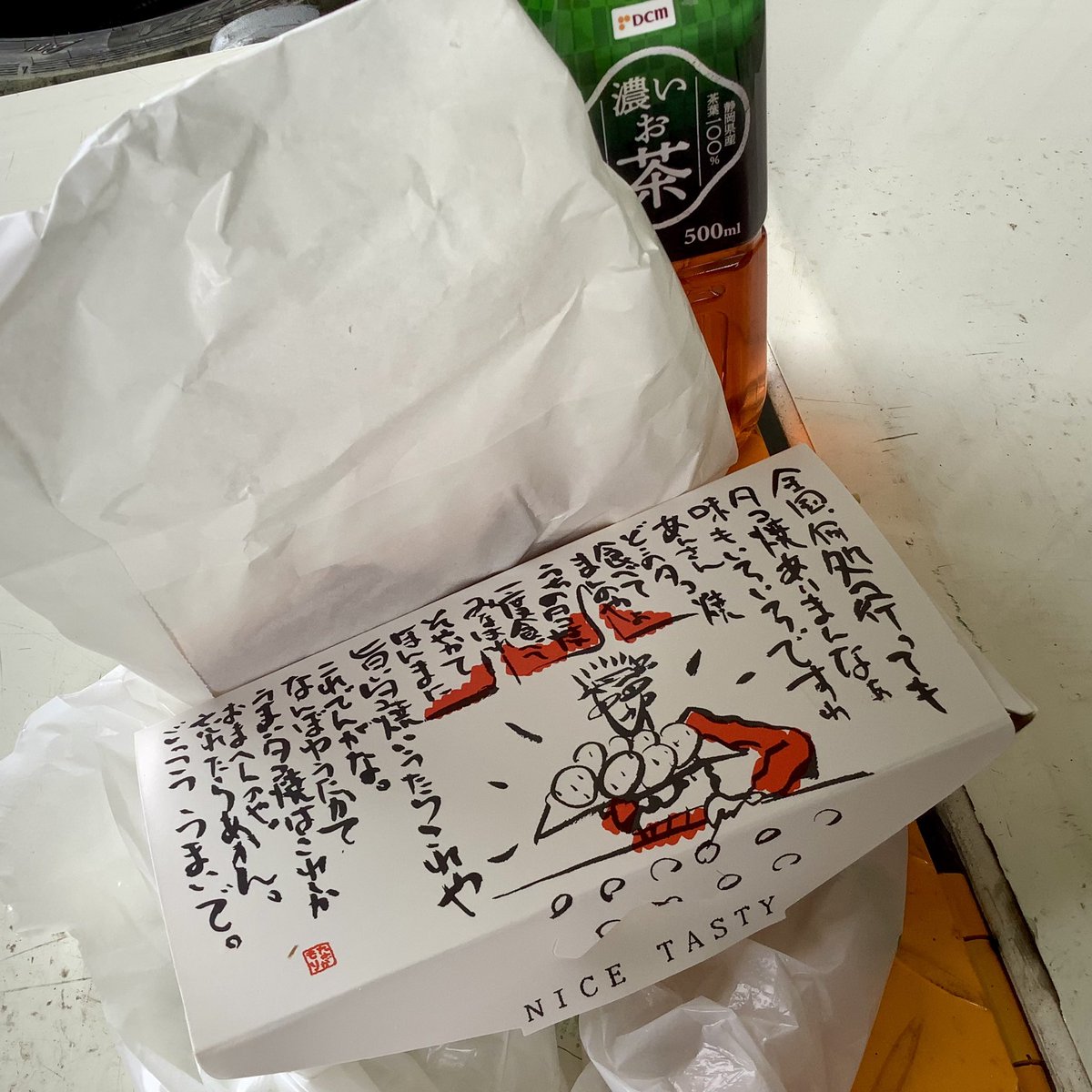 corollafx's tweet photo. 作業前の、腹ごしらえ。
ホームセンターやスーパーに併設されてるたこ焼きって、たまにフッと食べたくなるのです。 https://t.co/jN9jZn11Sg