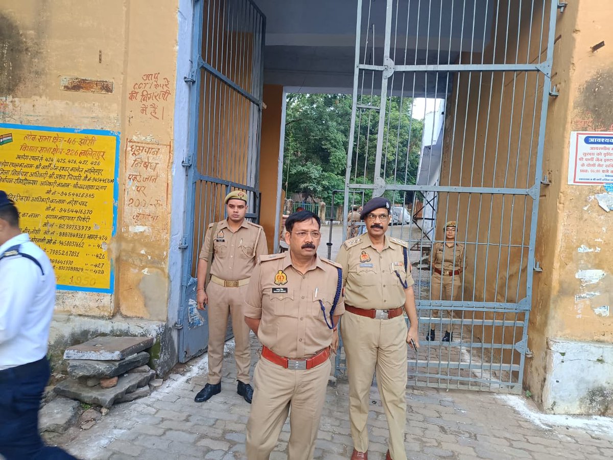 lalitpurpolice's tweet image. #SP_lalitpur @IPSMdMustaque के निर्देशन में #Addlspltp
@kaloosingh द्वारा ##PCS परीक्षा-2025 के दृष्टिगत परीक्षा केद्र राजकीय बालिका इंटर कॉलेज,ललितपुर पर लगे पुलिस बल को चेक कर आवश्यक दिशा-निर्देश दिये गये ।
