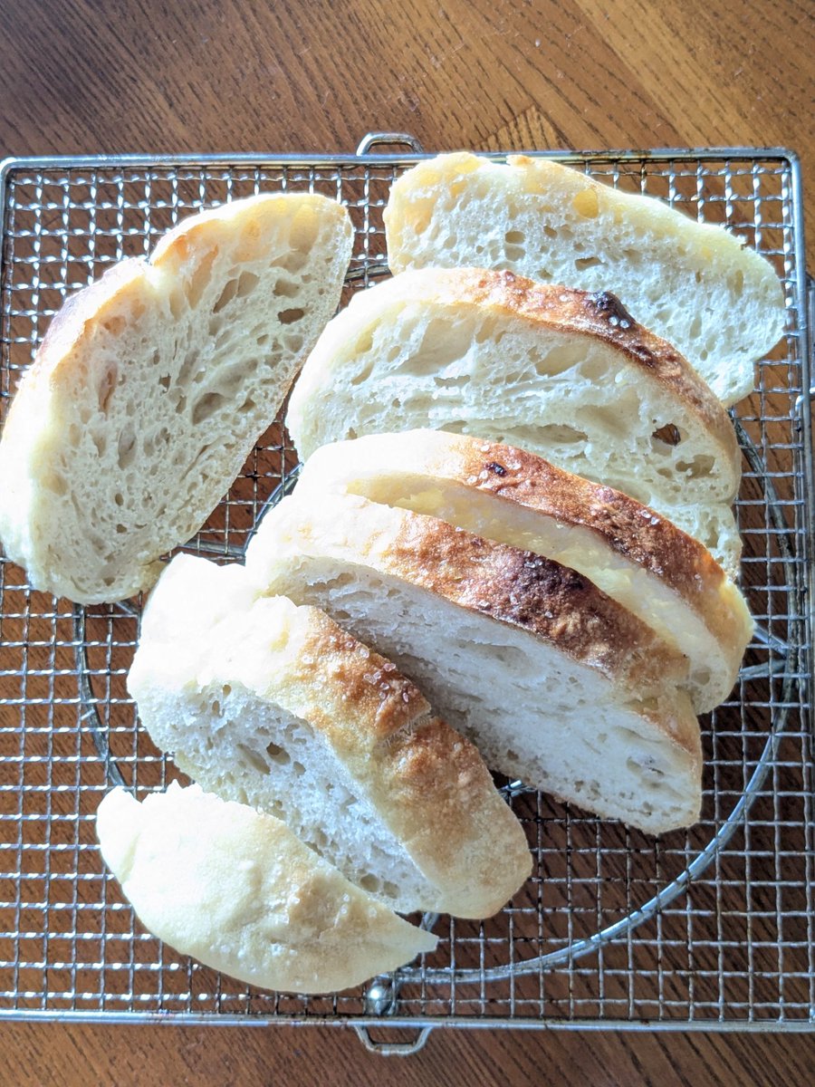 パン作りました✨🍞
ちゃんと、パンになってる〜
低浮上ですが、ものづくりスキルに占いなど何かと去年より精度上がっています⬆️✨✨✨🧚