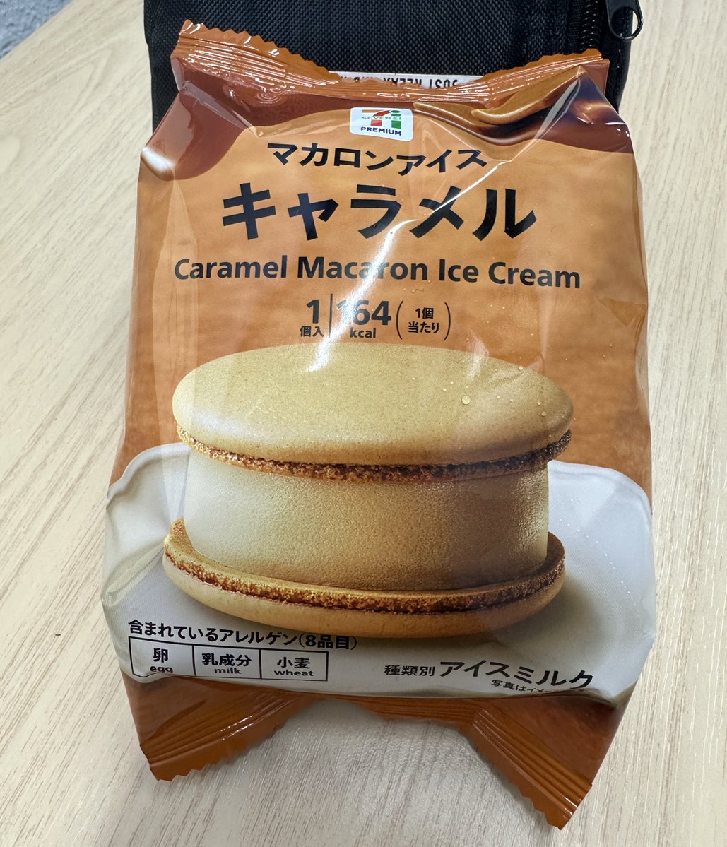 totomo_0810's tweet image. あっぶね
最後の一個だった💦
めちゃくちゃうまーい😋
中に入ってたキャラメルがとろーり✨
断面汚くて写真撮れず😂

#セブンイレブン　#セブンイレブンマカロンアイス　#キャラメル