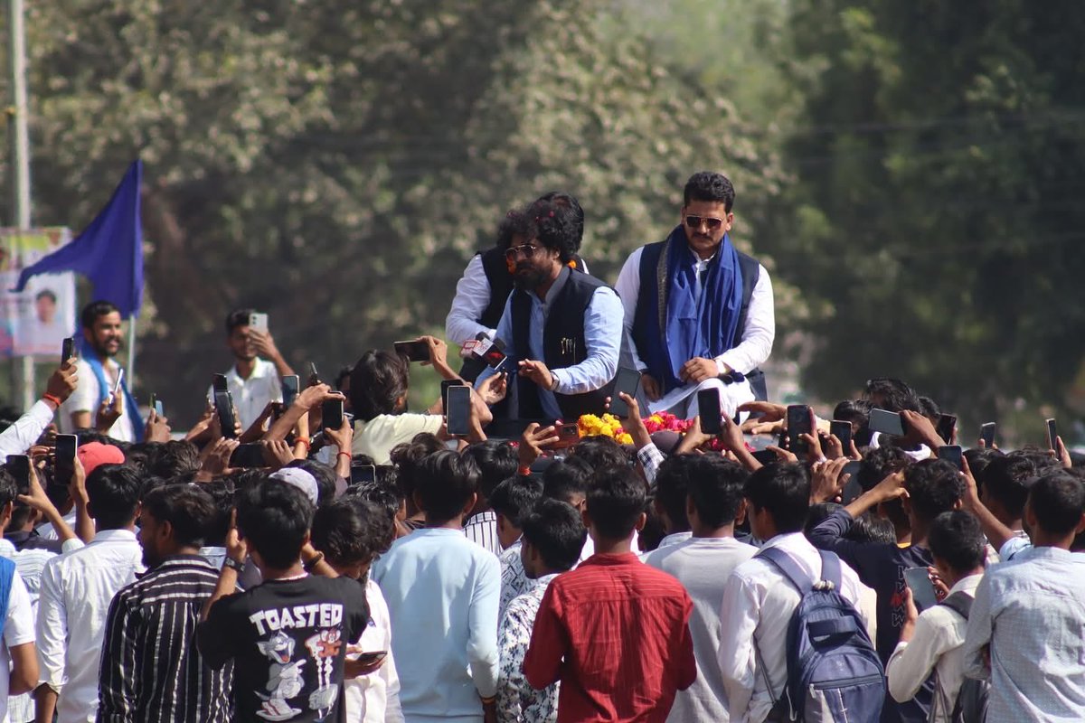 SMSsangh's tweet photo. समता मूलक संघ(SMS) और “The Defenders” की स्थापना के बाद पहली बार मध्यप्रदेश की धरती पर कदम…
जहाँ समाज ने प्रेम, सम्मान और एकता से भव्य स्वागत किया।
संघ का ये सफर अब रुकने वाला नहीं है। 

ये एक मिशन है, समता और स्वाभिमान की पुनर्स्थापना का!

जब समता का सिपाही अपनी धरती पर लौटा,
तो स्वागत फूलों से नहीं, जज़्बातों से हुआ!
मध्यप्रदेश ने दिखा दिया कि अब समाज जाग चुका है।

मध्यप्रदेश की धरती ने आज उस सपूत का स्वागत किया जिनको“समता मूलक संघ” का राष्ट्रीय अध्यक्ष बनाया गया।

इस ऐतिहासिक स्वागत यात्रा में समता मूलक संघ और The Defenders के संस्थापक माननीय अभिषेक कुमार जाटव जी (@abhijatav07) संघ राष्ट्रीय अध्यक्ष प्रताप सिंह अहीरवार जी और The Defenders के राष्ट्रीय अध्यक्ष रोशिन्द्र सिंह(पूर्व NSG कमांडो) जी और राजेश जाटव जी और समस्त जिम्मेदार साथी शामिल रहे। 

जय भीम, जय भारत 

धन्यवाद मध्यप्रदेश❤️