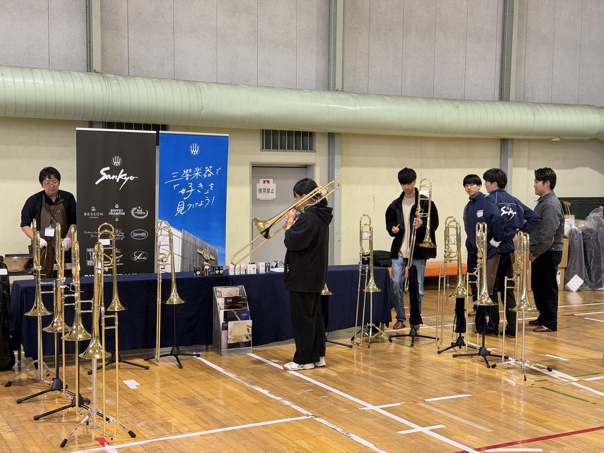 trombone_camp's tweet photo. 本日はヤマハミュージック札幌店、三響楽器各店による楽器展示を開催！
講師によるデモ演奏で、各メーカー毎の特徴や響きの違いなどを検証しています！ https://t.co/zsmlQ7R4rx