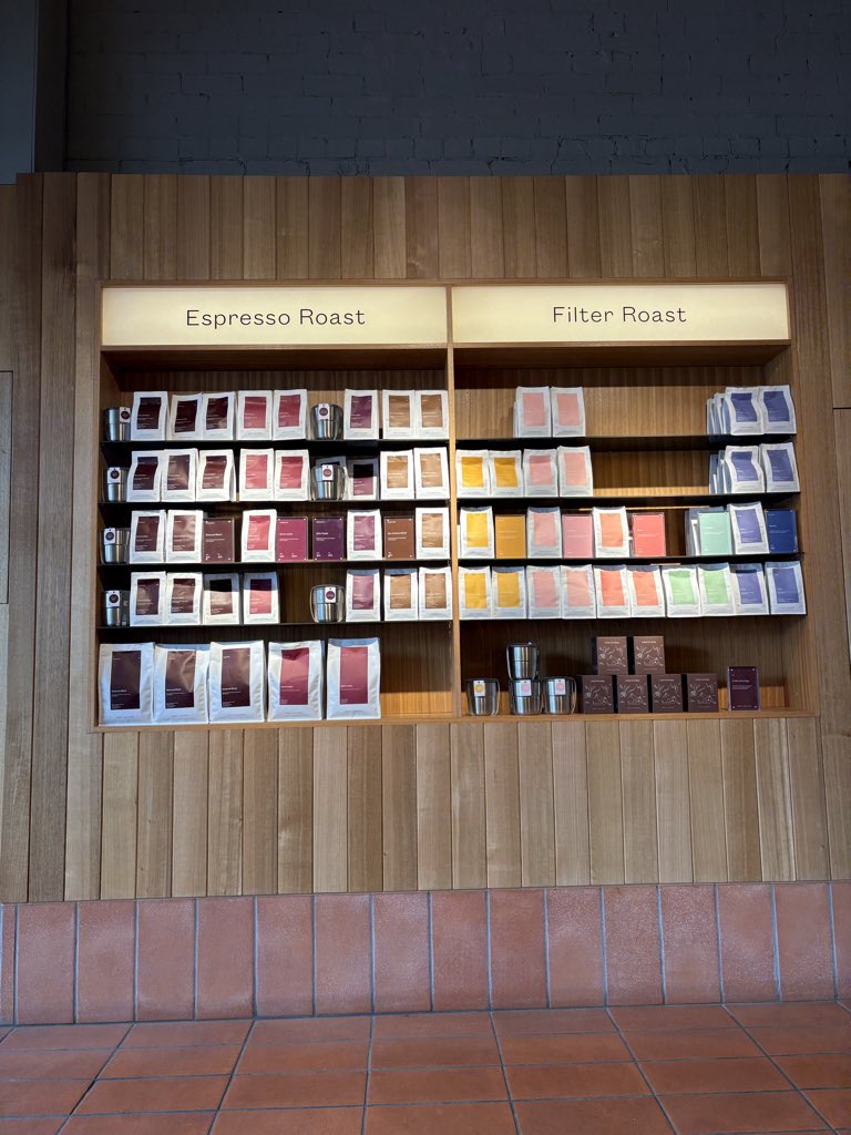 今日もMarket Lane Coffee
いつ来ても棚にめっちゃ豆並んでてすごい