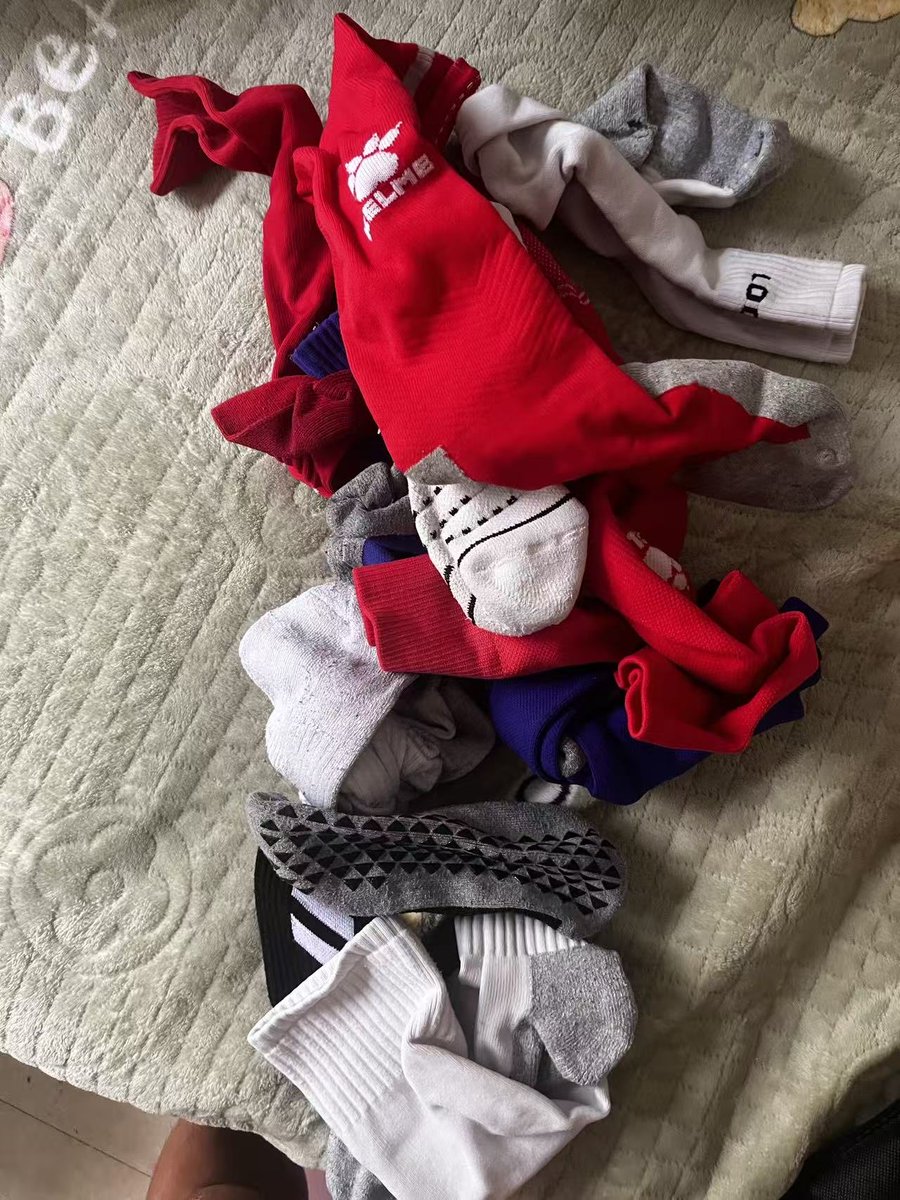 话说，三年前u15某梯队弟弟都跟我倾诉天天被人骚扰，咸鱼卖个鞋都被人说是否卖🧦，是不是在暗示我什么，表面上嫌弃，为什么透过话里感受到一丝傲气，被我打压了一顿。脚谁都有，只是你在最好的年纪，练了世界第一运动，穿了最帅的装备罢了。