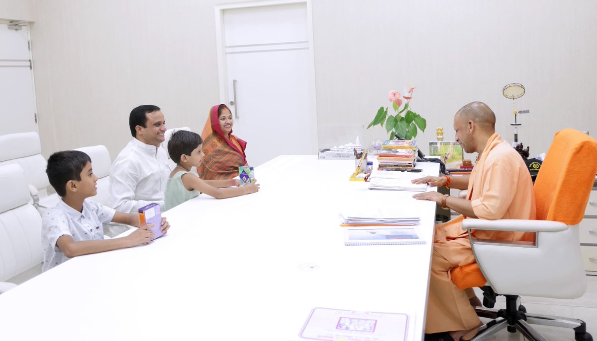 VijayVikramUP's tweet image. पूर्ण सत्य निष्ठा और पूर्ण कर्तव्य निष्ठा के साथ परिश्रम की पराकाष्ठा करके उत्तर प्रदेश को उत्तम प्रदेश बनाने वाले देश के सबसे ईमानदार मा. मुख्यमंत्री पूज्य योगी आदित्यनाथ जी महाराज से आज शिष्टाचार भेंट कर आशीर्वाद और मार्गदर्शन प्राप्त किया।