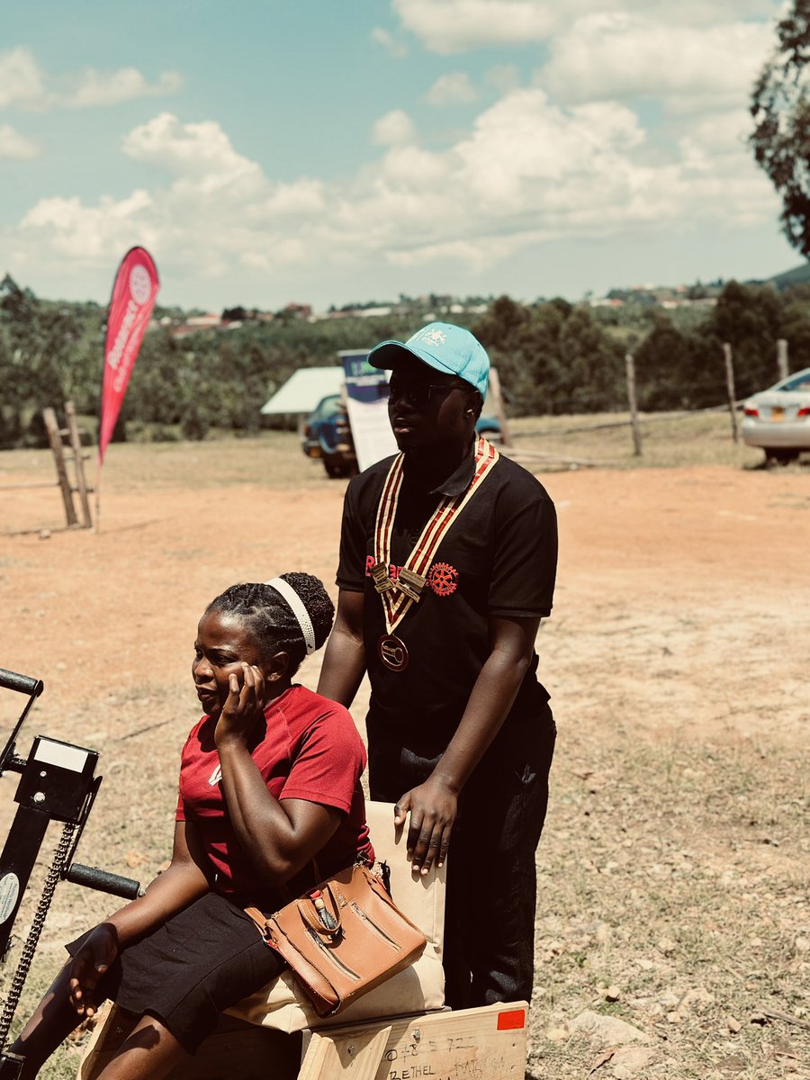 RotaractKiuwc's tweet photo. Show me both #serviceaboveself, #loveandkindness in 4 photos.
#Mproject
#serviceaboveself
@RctNajjeera
#rotaractkiuwcinmitooma https://t.co/yR2tN3QFw0