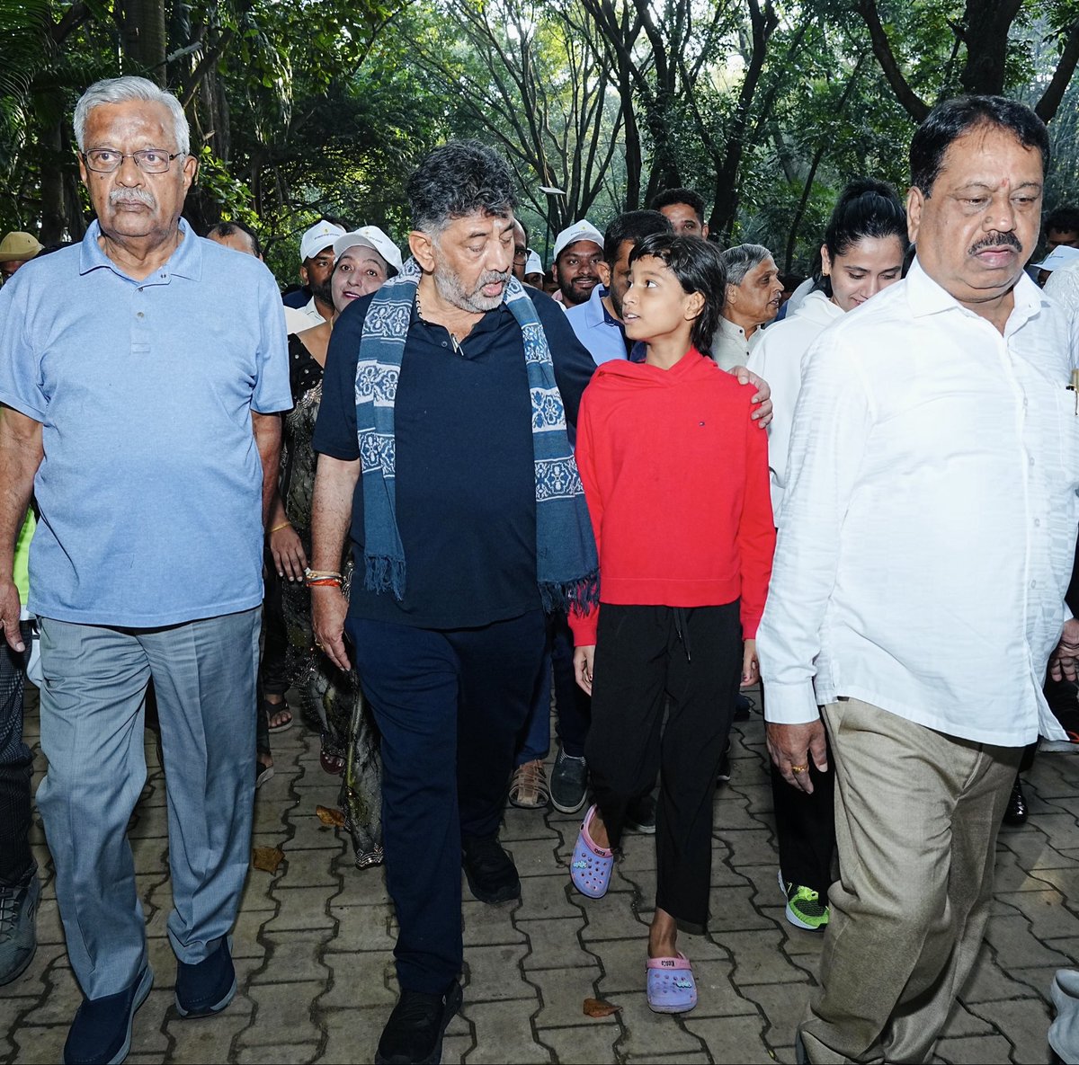 DKShivakumar's tweet image. Footsteps through the heart of Namma Bengaluru! 

Real change begins with real conversations. Walked at JP Park, Mathikere this morning to connect with citizens - one step closer to the Bengaluru we all aim to build together.

#WalkingWithBengaluru | #NammaBengaluru