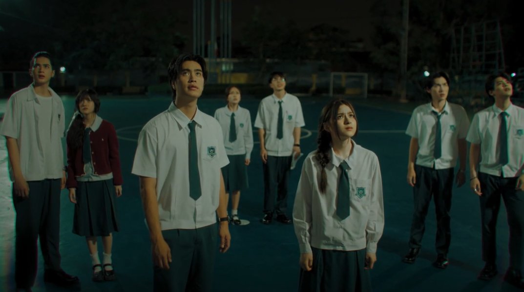 rinri_kim97's tweet image. โอ้ นี่อยากแนะนำ the dark dice มาก สนุกจริงๆ ตอนแรกคิดว่าเป็นซีรีส์แนวเล่นเกมคล้าย ๆ อลิส แต่เอาจริง ๆ มันมีอะไรมากกว่านั้นอะ ซีรีส์ทิ้งปริศนาให้คนดูแกะเยอะมากตั้งแต่อีพีแรก แล้วนสดเล่นดีทุกคนเลย ใครยังไม่เคยดูอยากแนะนำจริงๆ ทุกวันพุธ 2 ทุ่มครึ่ง หรือย้อนหลังได้ที่ VIU คับ 🔥