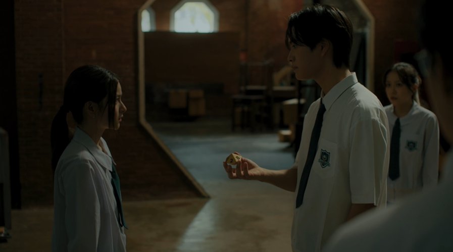 rinri_kim97's tweet image. โอ้ นี่อยากแนะนำ the dark dice มาก สนุกจริงๆ ตอนแรกคิดว่าเป็นซีรีส์แนวเล่นเกมคล้าย ๆ อลิส แต่เอาจริง ๆ มันมีอะไรมากกว่านั้นอะ ซีรีส์ทิ้งปริศนาให้คนดูแกะเยอะมากตั้งแต่อีพีแรก แล้วนสดเล่นดีทุกคนเลย ใครยังไม่เคยดูอยากแนะนำจริงๆ ทุกวันพุธ 2 ทุ่มครึ่ง หรือย้อนหลังได้ที่ VIU คับ 🔥