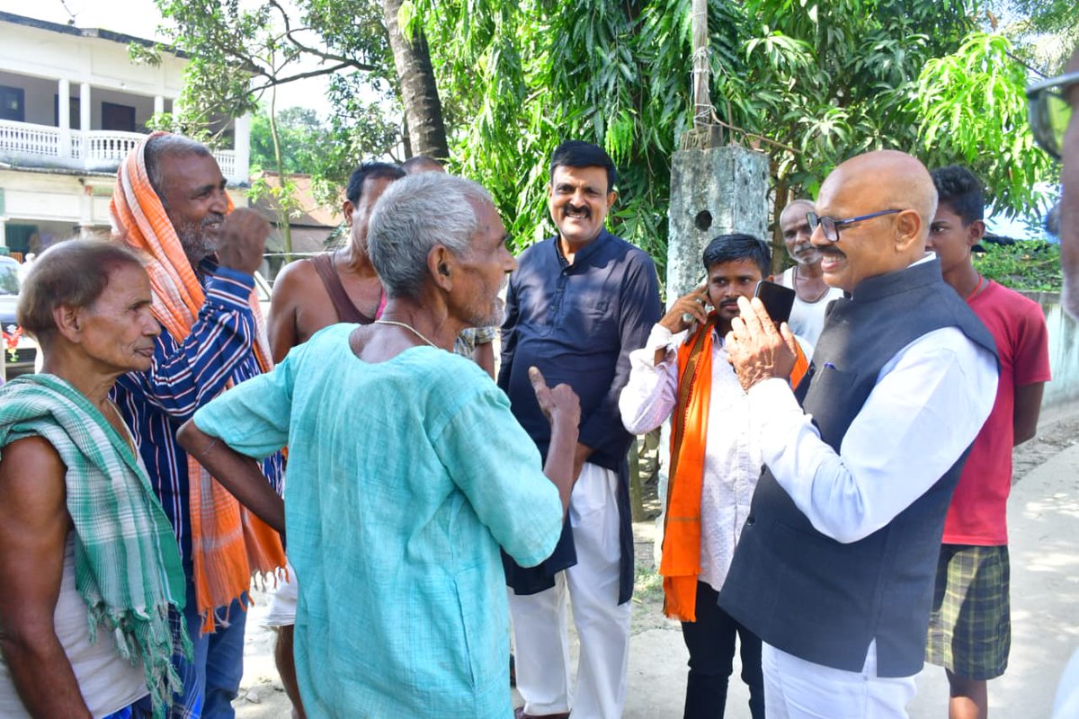 JPYADAV_BJP's tweet photo. जनता से जुड़ाव ही जनसेवा की असली ताकत है।
मुखिया श्री दिलीप जी के पिता श्री झूलन मंडल जी से सौजन्य मुलाकात कर क्षेत्र के विकास और जनता की अपेक्षाओं पर सार्थक चर्चा हुई।
#JanSampark #GroundConnect #Narpatganj #JayPrakashYadav #BJP4Bihar #VikasKiBaat #GraminVikas #SamvadSeVikas https://t.co/89jkWhG9K2