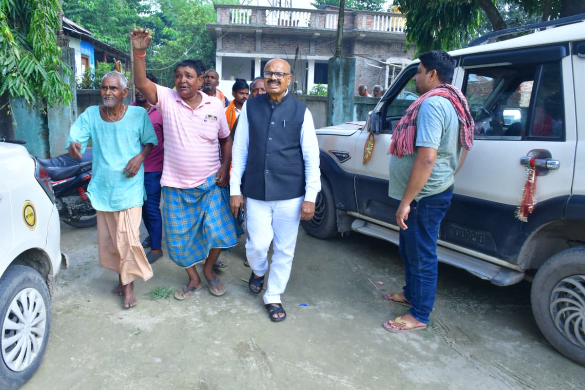 JPYADAV_BJP's tweet photo. जनता से जुड़ाव ही जनसेवा की असली ताकत है।
मुखिया श्री दिलीप जी के पिता श्री झूलन मंडल जी से सौजन्य मुलाकात कर क्षेत्र के विकास और जनता की अपेक्षाओं पर सार्थक चर्चा हुई।
#JanSampark #GroundConnect #Narpatganj #JayPrakashYadav #BJP4Bihar #VikasKiBaat #GraminVikas #SamvadSeVikas https://t.co/89jkWhG9K2