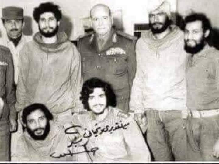 belalhannout066's tweet image. ...عارفين مين دول اللى متصور معاهم المشير احمد اسماعيل وزير الحربية

مين دول بدقونهم و اشكالهم الغريبة دى ؟؟؟ !!!.....لم يمهلهم المشير احمد اسماعيل وقتا لتهذيب شكلهم و حلق ذقونهم

و طلب لقائهم فوراً لشكرهم و تكريمهم يوم 25 أكتوبر 1973......

دول افراد و ضباط كتيبة مخابرات حربية و…