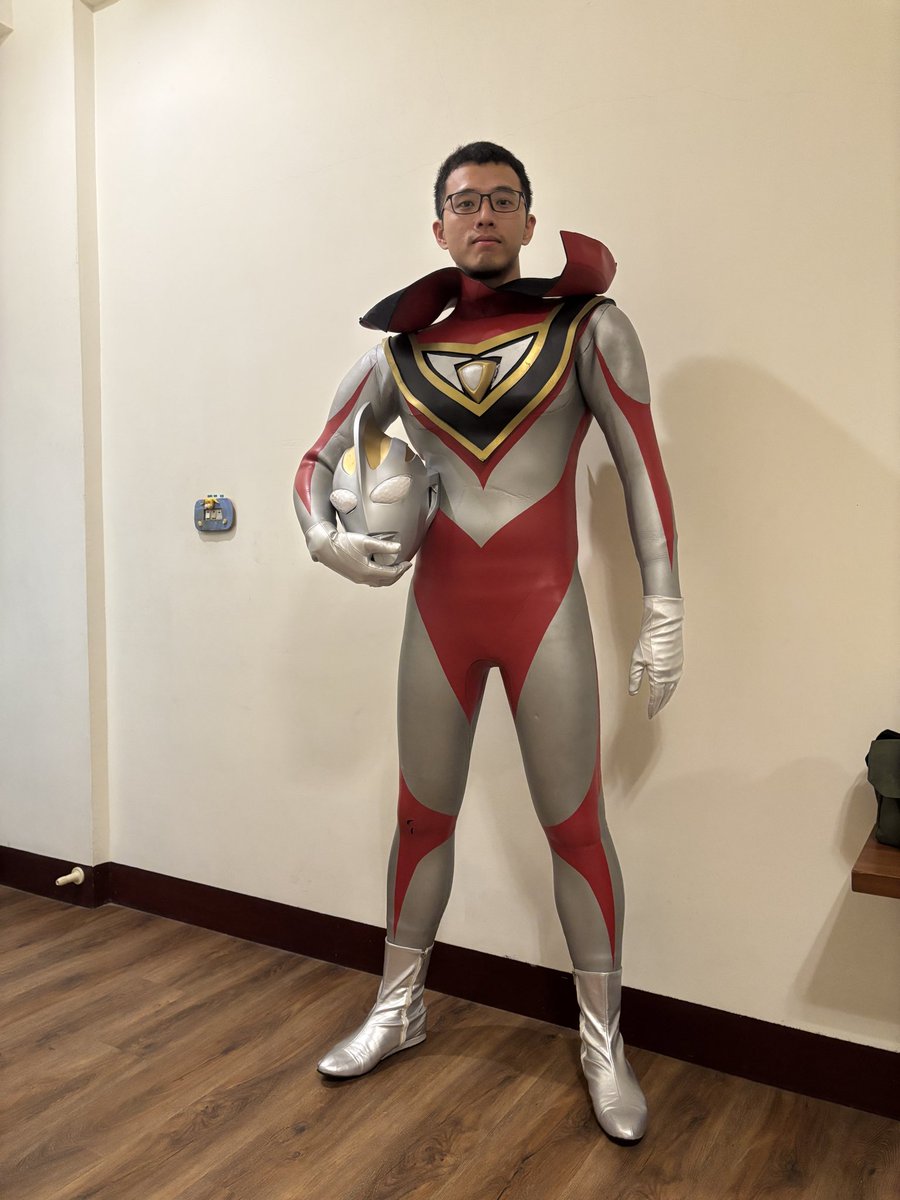 Teemo0809's tweet photo. ��近真心變胖…胖到73公斤左右
穿奧特曼時還是勉強穿下的🥹
所以要來出貨這整套了🥺

底下為衣服的建議尺寸：

身高175~180
體重65~70
腰圍30-32腰
鞋碼US43
頭盔頭圍約57cm

詳細物品細節可以再私訊詢問
希望對奧特曼有興趣的歡迎私訊
穿起來會變得很帥喔🥰🥵 https://t.co/Ylf81T0Ebx