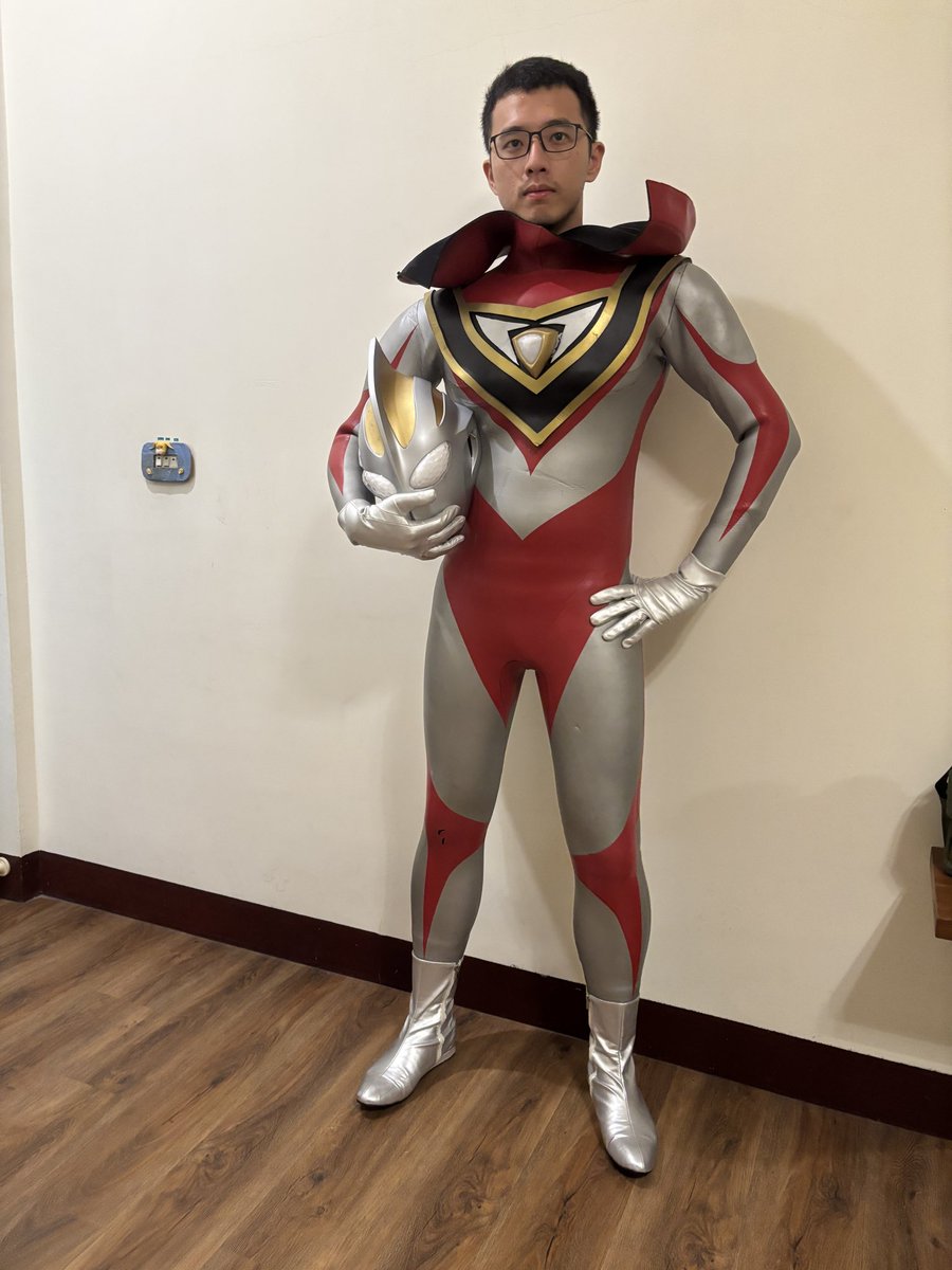 Teemo0809's tweet photo. ��近真心變胖…胖到73公斤左右
穿奧特曼時還是勉強穿下的🥹
所以要來出貨這整套了🥺

底下為衣服的建議尺寸：

身高175~180
體重65~70
腰圍30-32腰
鞋碼US43
頭盔頭圍約57cm

詳細物品細節可以再私訊詢問
希望對奧特曼有興趣的歡迎私訊
穿起來會變得很帥喔🥰🥵 https://t.co/Ylf81T0Ebx