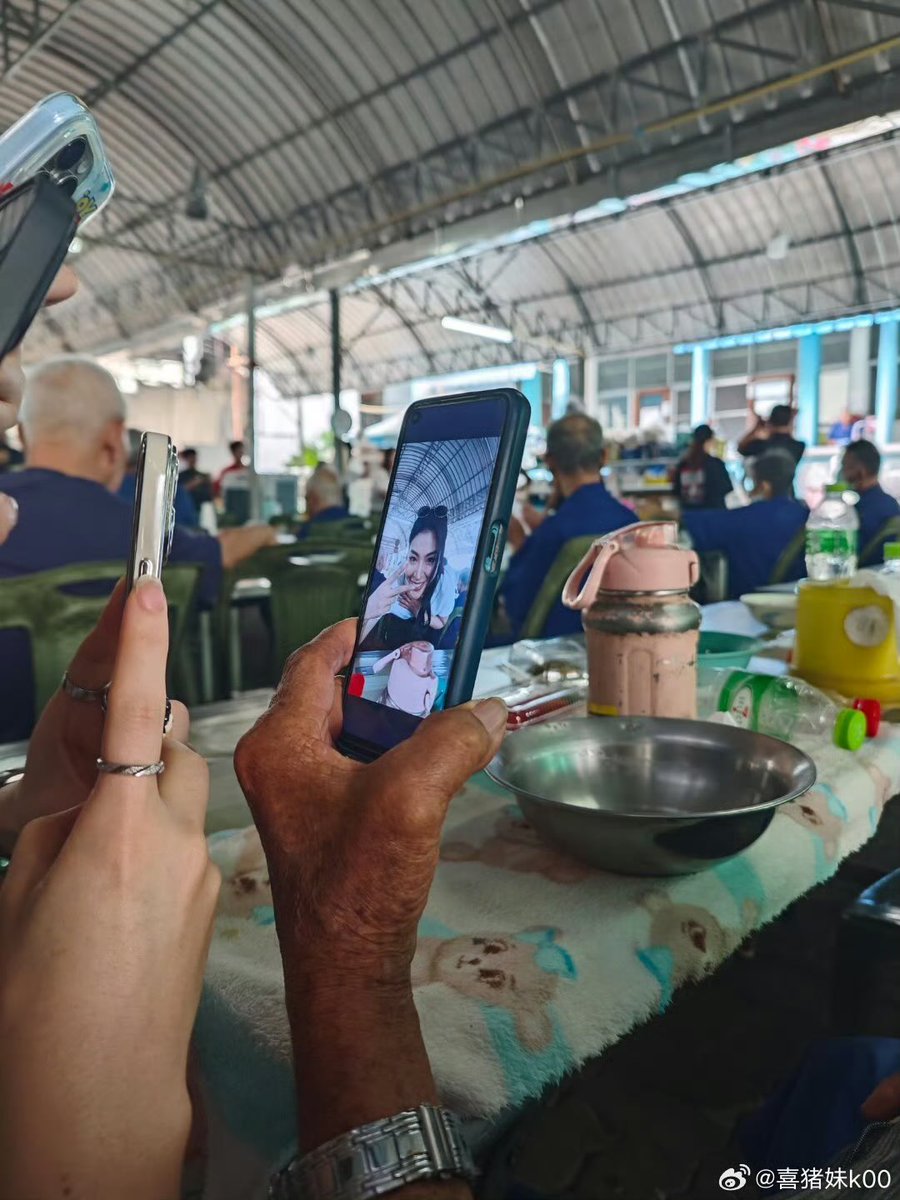 twitjiez's tweet image. Faye got her picture taken by this grandparent as well 😃🫰

HAPPY BIRTHDAY PERAYA
#FayeGentleBadGirlParty
#FayePeraya 
#ฝ้ายพีรญา