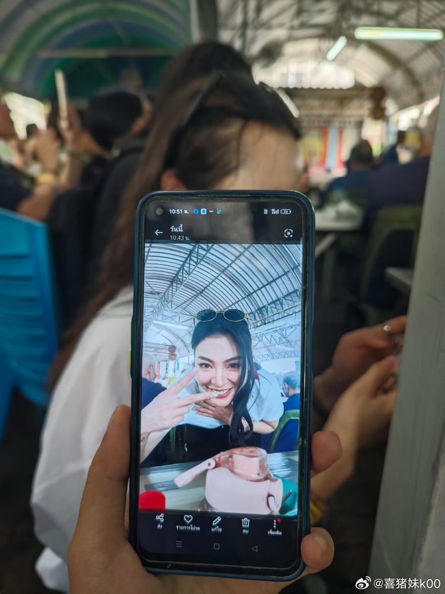 twitjiez's tweet image. Faye got her picture taken by this grandparent as well 😃🫰

HAPPY BIRTHDAY PERAYA
#FayeGentleBadGirlParty
#FayePeraya 
#ฝ้ายพีรญา