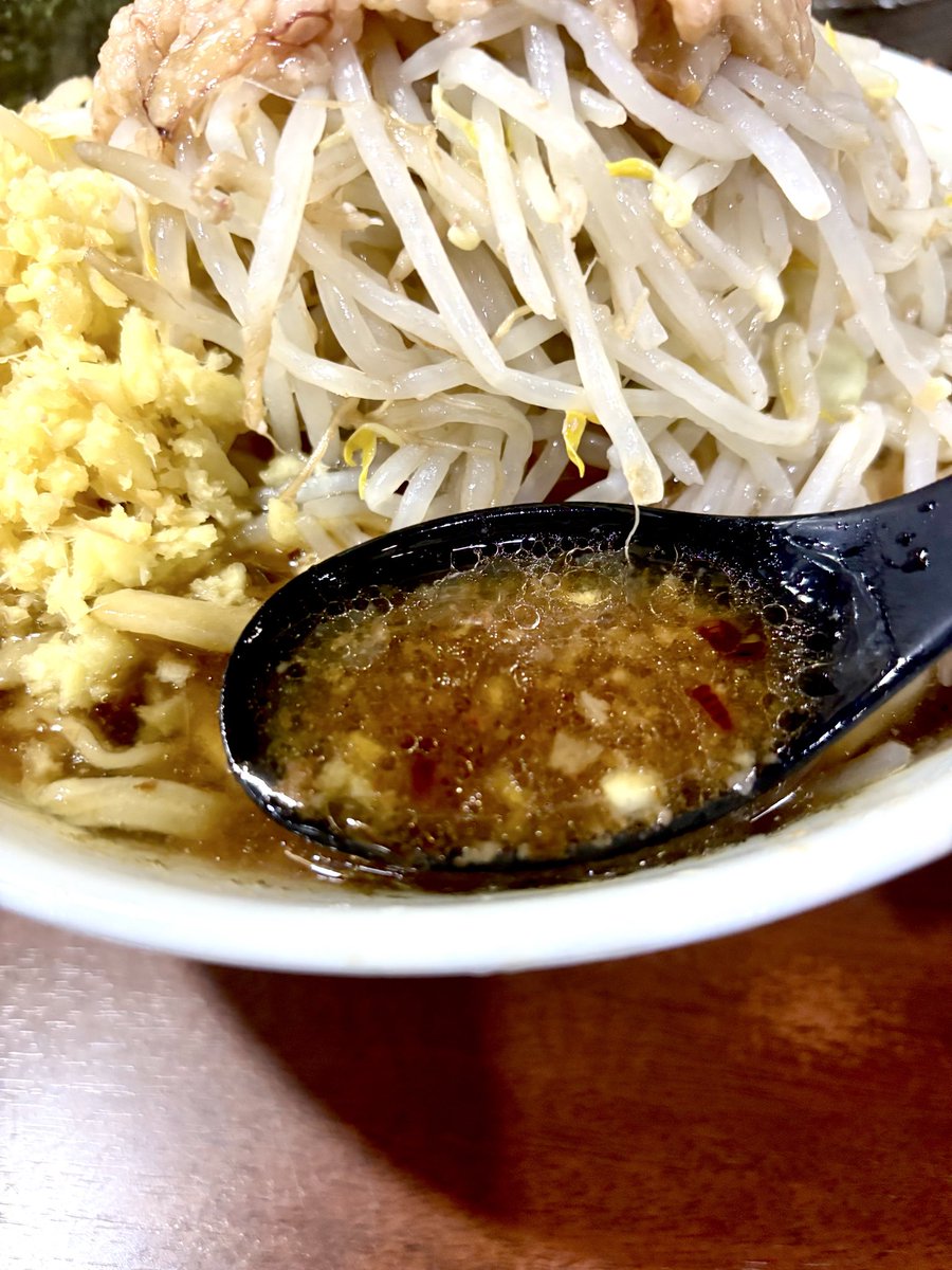 D麺

【きまぐれ限定】焦がしネギラーメン
・生卵・生姜・のり

ネギの限定、お初だったりして…🤭
仕込みに使ったネギは7kg、提供できるのが30杯強とは…😅もーネギ油が全面にまわったスープにレンゲが止まらず、完飲寸前…😆おやっ、富山エキスプレスくん♪お久しぶり✋

#D麺 #ラーメン #二郎系