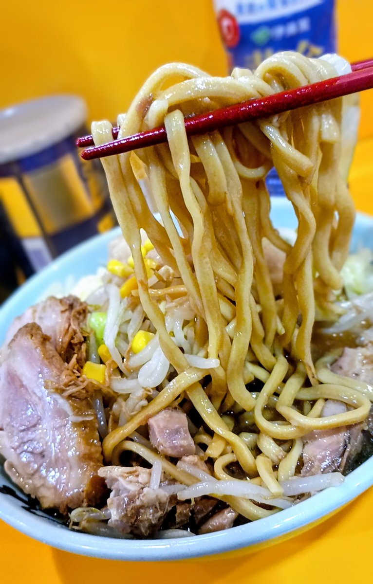 #ラーメン二郎
プチッとしてきました。←⁠(⁠>⁠▽⁠<⁠)⁠ﾉ
雨降らないようなので、軽くツーリング後ランチに立ち寄ってみました。流石の人気店！！　並びも凄いですねェ。回転も速いので、少しだけ待って頂きました。(⁠＠⁠_⁠＠⁠;⁠)　甘目のスープで美味しかった。ご馳走様でしたぁ。