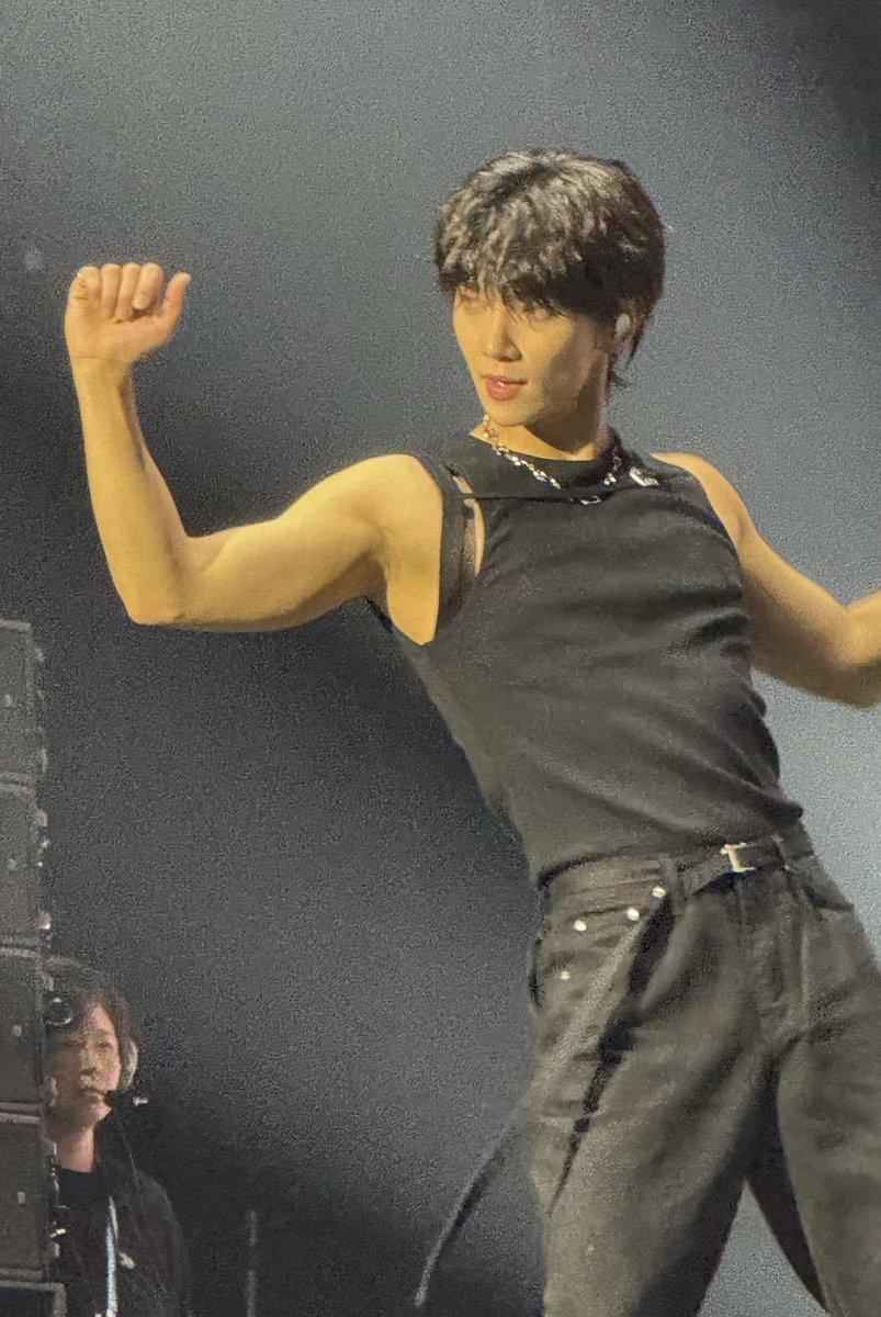 shuasmedia's tweet photo. JOSHUA NEW OUTFIT?! https://t.co/mXeabDuiIg