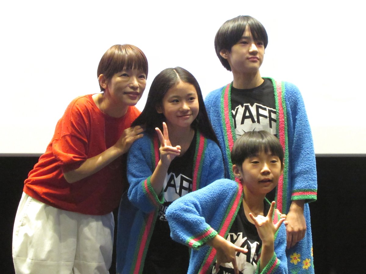 2025/9/7
『ふつうの子ども』
動きで、表情で魅せる嶋田鉄太くん。堂々たる姿が印象的な瑠璃さん。ドラマ「3000万」の印象とは全く異なる演技を見せてくれた味元耀大くん。3人の活躍、今後も楽しみです。ポッドキャストや舞台挨拶では"ふつうの子ども"たちになる3人のトークも面白い。
#ふつうの子ども