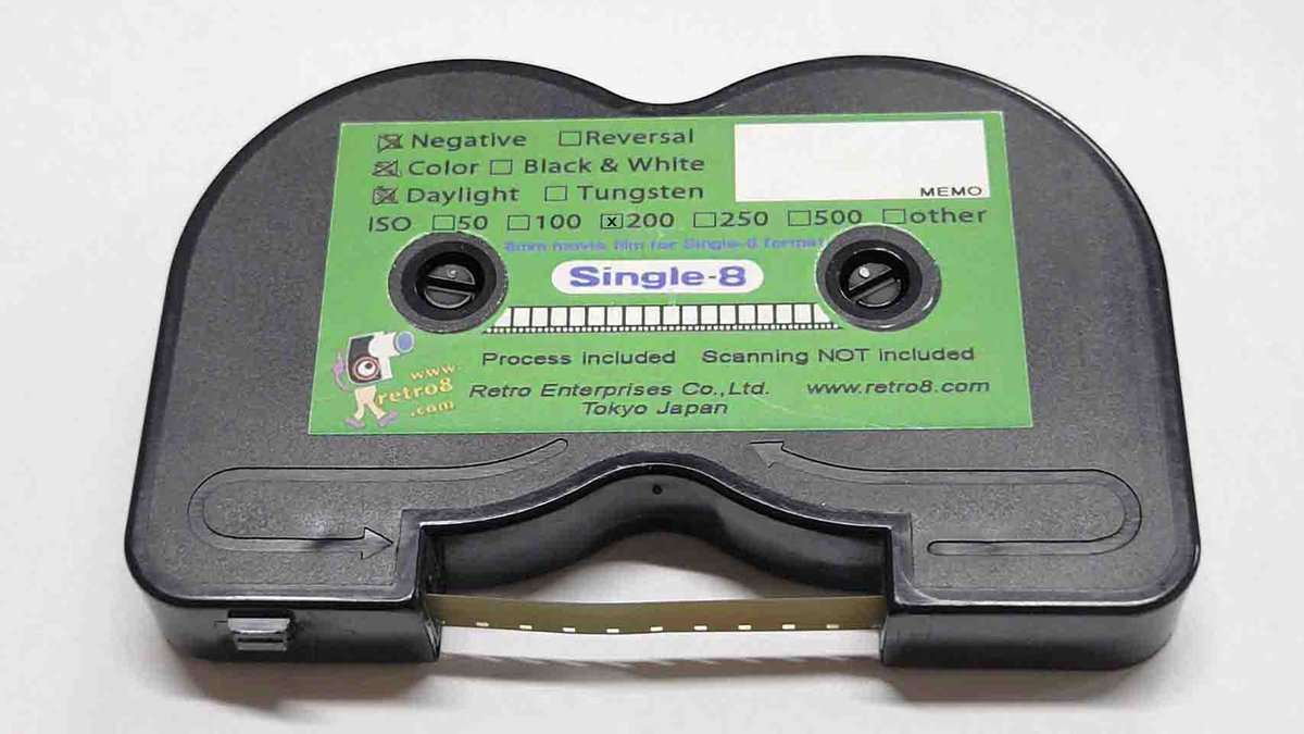 retroenterpris's tweet photo. 近日発売　シングル8カメラ用　昼光色カラーネガフィルム
Retro 200D daylight color negative film for Single-8 camera.
ISO200 40ft / 12m acetate base.

現像料込み　8,030円（税込）
現像料別では販売いたしません
8030 yen including processing. 
(We don't sell without processing) https://t.co/qfg7zC0e7u