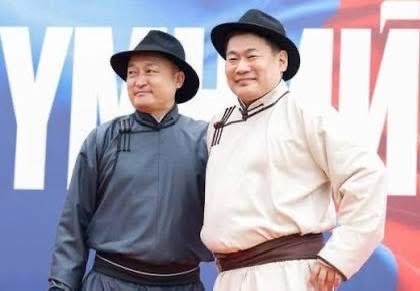 80-д онынхон УТ д болоогүй яагаачгүй түүхий байна гэдэг нь тодорхой болж байна. Улс орныг удирдана гэдэг тийм амар зүйл биш гэдгийг энэ 2 залуугийн үйлдэл харууллаа. Дэлхийн том гүрэн АНУ 80-90 тэй өвөгчүүлээр удирдуулаад байдаг нь их учиртай юм байна шүү!!!