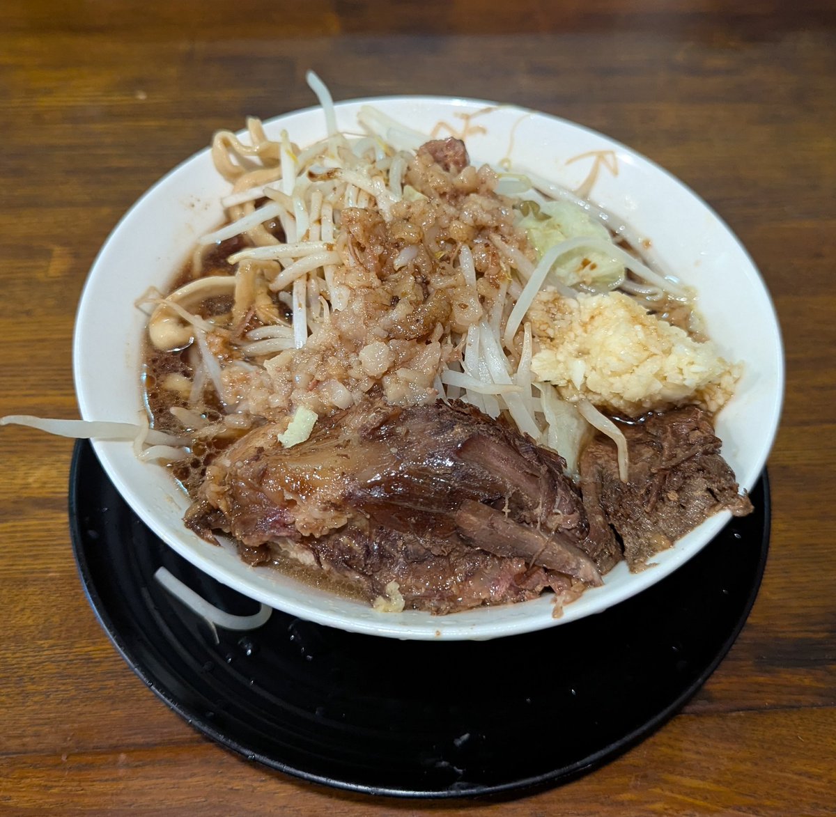 sh1682's tweet photo. 越谷　大袋
道の途中
ラーメン　にんにく　脂
醤油感じる濃い〜スープうまい
塊豚もデカい
ごちそうさま https://t.co/sTSWDwKoq7