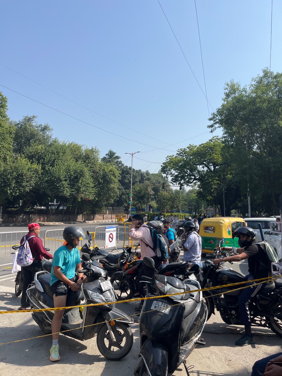 VKr_Tweet's tweet photo. Everyone trapped. The police has no clue where the exit points are for the public. https://t.co/uctXlKBXGK