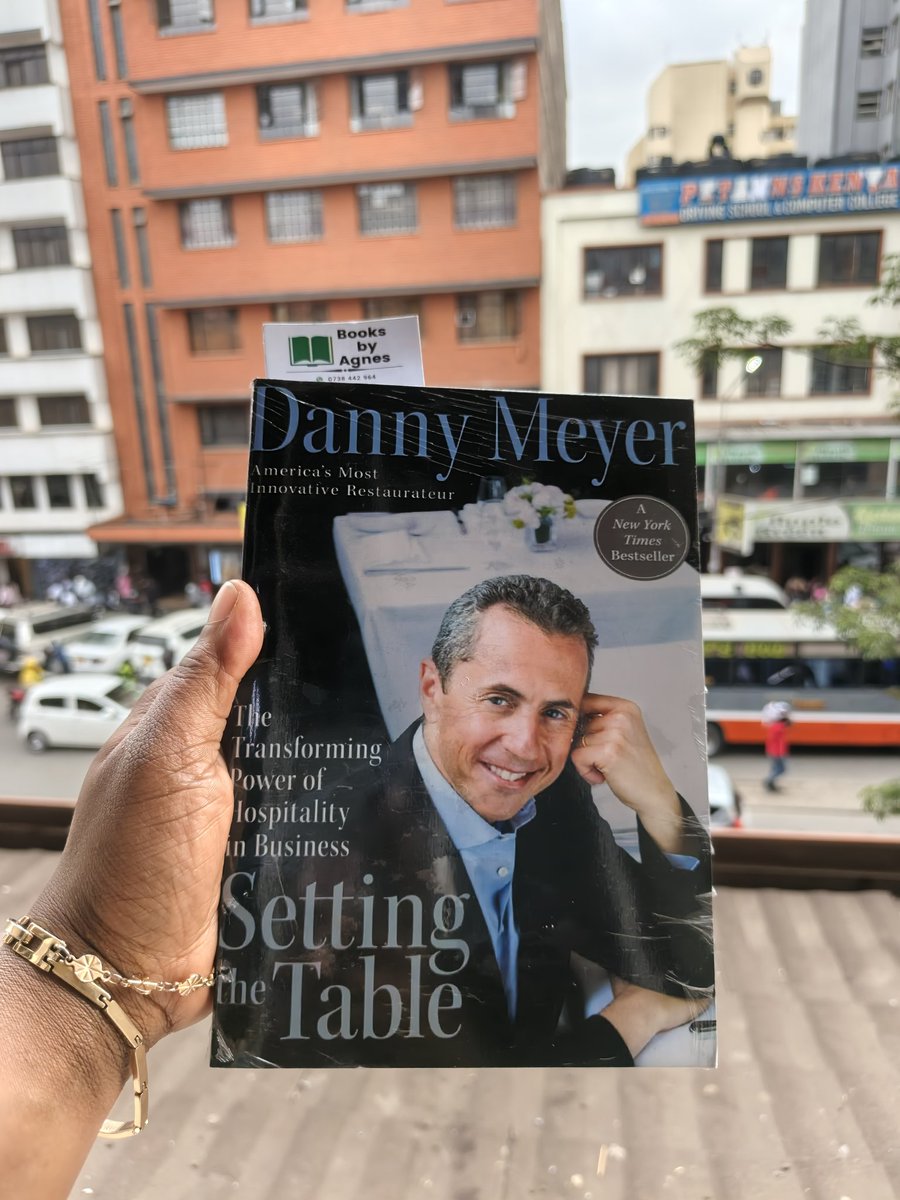 booksbyagneske's tweet image. Great service isn’t just about food — it’s about connection. 🌿
In Setting the Table, Danny Meyer shares powerful lessons on hospitality, leadership, and creating experiences that truly matter. 💫📖&quot;

#SettingTheTable #DannyMeyer #Leadership #HospitalityMatters #BusinessBooks