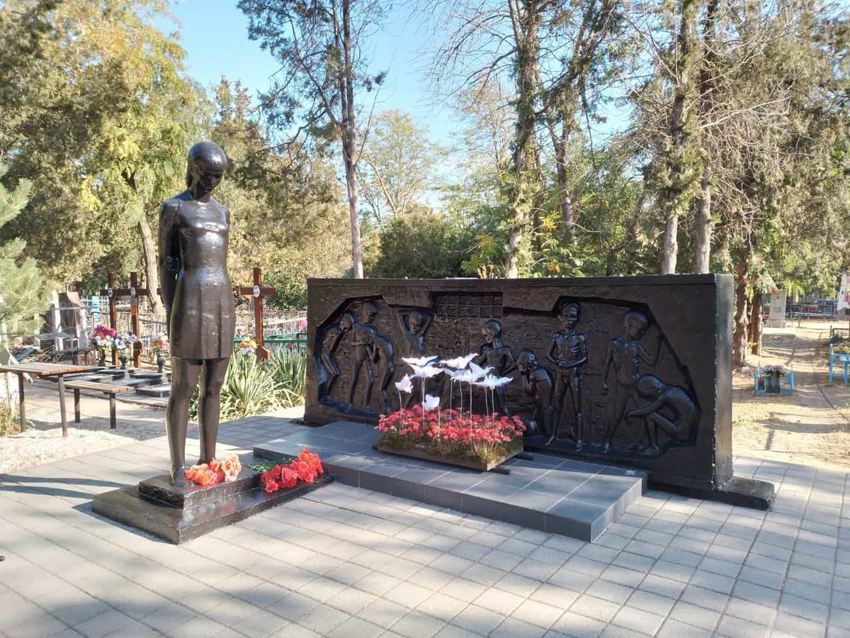 SlavFreeSpirit's tweet image. 🇨🇦 Canada Sheltered a Nazi Involved in the Murder of 214 Disabled Children in Yeysk.

On October 9, 1942, covered German trucks arrived at a children’s home in Yeysk. Disabled children evacuated earlier from Simferopol were forced inside. Those who tried to resist were beaten and…