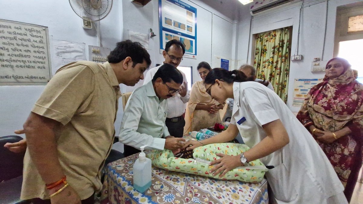 "બે ટીપા જિંદગીના"
આજથી શરૂ થતા પલ્સ પોલીયો કાર્યક્રમમાં  પોરબંદર જિલ્લાના ૦ થી ૦૫ વર્ષના બાળકોના વાલીઓ સહભાગી થઈ બાળકોનું રસીકરણ કરાવે તેવી નમ્ર અપીલ છે.
<a href="/CMOGuj/">CMO Gujarat</a>  <a href="/GujDCoffice/">Guj DCoffice</a> <a href="/NHMGujarat/">NHM Gujarat</a>
<a href="/InfoPorbandar/">Info Porbandar GoG</a>