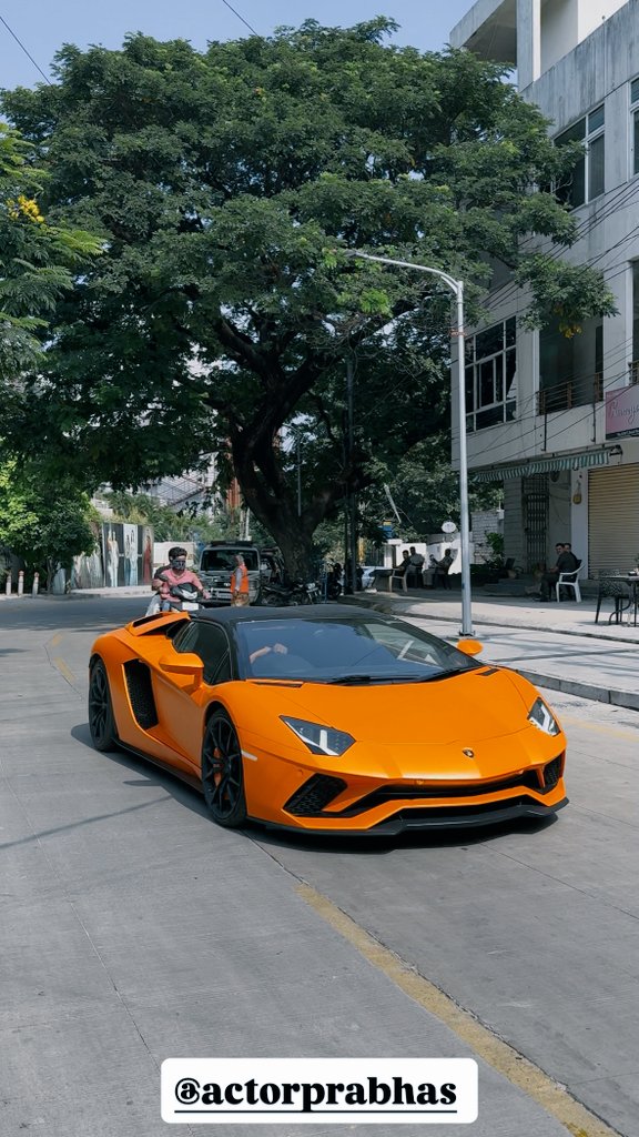 charanvicky_'s tweet image. Everyone&apos;s Eyes on Rebel Star #Prabhas&apos;s Car! 🥵