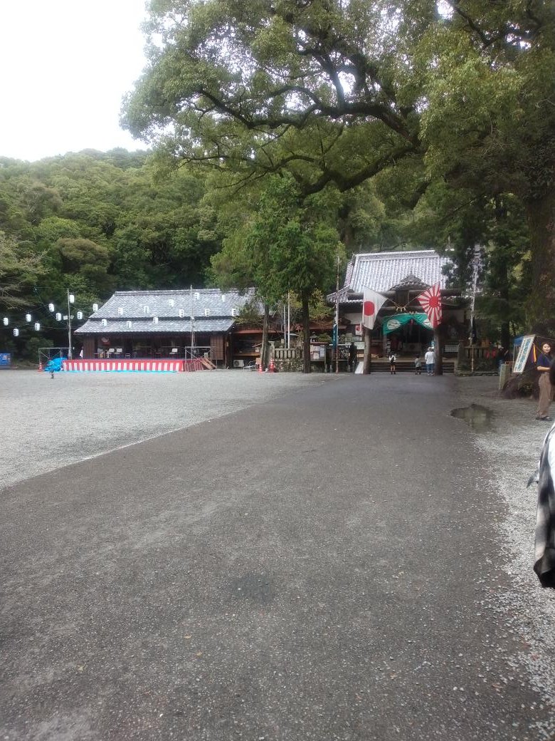 totymne's tweet image. 今日は本祭り。朝早くから雨☔雷⚡とドンドンいってたのに今こんな感じです🙆

波が高いのでさすがに海入りはなかったですけど無事祭りが出来て何よりです✨

#徳島県
#美波町
#日和佐八幡神社
#秋祭り
#大浜海岸
#白い灯台