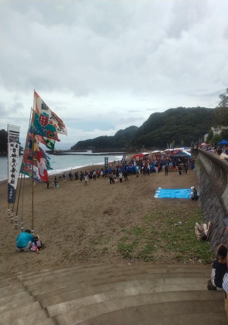 totymne's tweet image. 今日は本祭り。朝早くから雨☔雷⚡とドンドンいってたのに今こんな感じです🙆

波が高いのでさすがに海入りはなかったですけど無事祭りが出来て何よりです✨

#徳島県
#美波町
#日和佐八幡神社
#秋祭り
#大浜海岸
#白い灯台