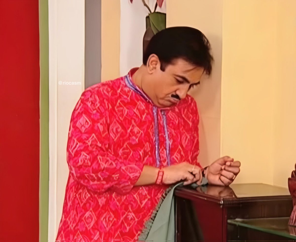 Riocasm's tweet image. me doing my bare minimum in diwali ki safai